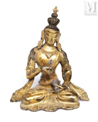 une image représentant une statue en or d'une femme assise sur un lotus