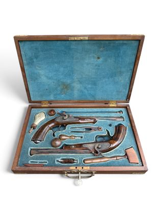 une mallette en bois contenant un ensemble d'outils