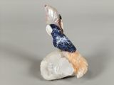 une figurine représentant un oiseau perché sur un rocher