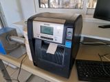 une machine posée sur un bureau, à côté d'un clavier