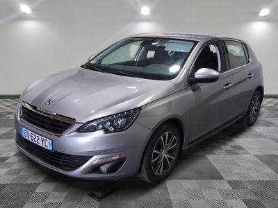 la voiture argentée est garée dans le garage sur le sol en damier