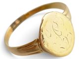 une image montrant un gros plan d'une bague en or sur laquelle est posée une pièce de monnaie