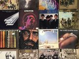 de nombreux disques différents accrochés au mur de cette pièce