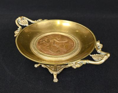 une image représentant une assiette en or sur fond noir