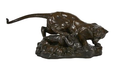 statue en bronze représentant un chat et un chien sur un rocher