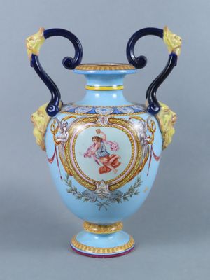 un vase bleu avec l'image d'une femme dessus