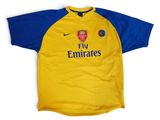 un gros plan sur un maillot de football jaune et bleu