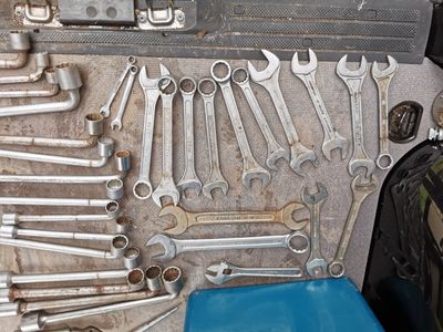 Ensemble d'outillage à main comprenant clé plate clés a tube pinces ét - Photo 1