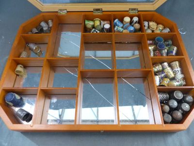une boîte en bois contenant de nombreux objets différents