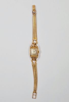 gros plan d'une montre-bracelet sur une surface blanche