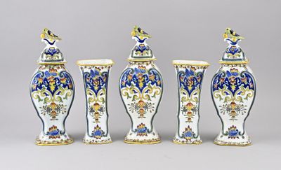 quatre vases sont alignés sur une surface grise