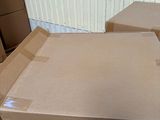 plusieurs cartons empilés les uns sur les autres dans un entrepôt