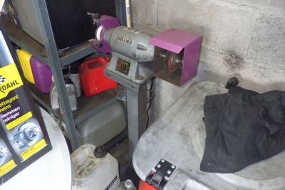 une machine posée sur une table dans une pièce