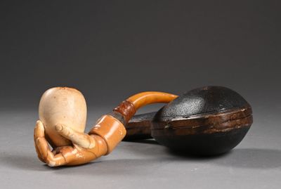 un tuyau en bois et une boule en bois posés sur une table