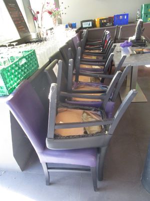 de nombreuses chaises violettes alignées en rang dans une pièce