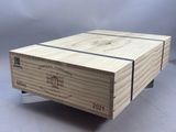 deux boîtes en bois empilées l'une sur l'autre sur une table