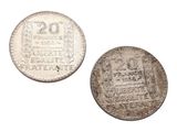 deux pièces d'argent, dont l'une porte une couronne et l'autre en porte une