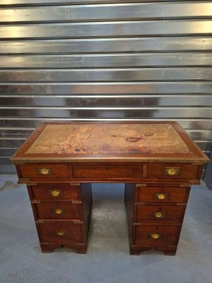 un bureau en bois avec deux tiroirs et un tiroir en dessous
