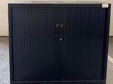une photo d'une armoire noire dans un garage