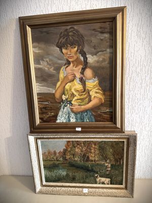 tableau représentant une femme tenant un bébé dans ses bras, à côté d'un tableau représentant une femme tenant un bébé