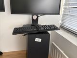 un bureau d'ordinateur équipé d'un clavier et d'un écran