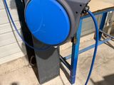 un tuyau bleu fixé sur le côté d'une machine bleue