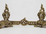 une paire de bougeoirs anciens en laiton sur fond blanc