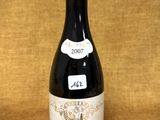 une bouteille de vin posée sur une table