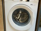 une machine à laver qui se trouve dans le coin d'une pièce