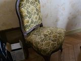 une image représentant une chaise dans un coin d'une pièce