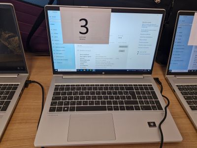 trois ordinateurs portables posés sur une table