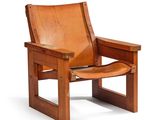 une image représentant une chaise en bois avec une assise en cuir sur fond blanc