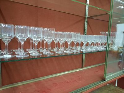 de nombreux verres à vin alignés sur les étagères du magasin