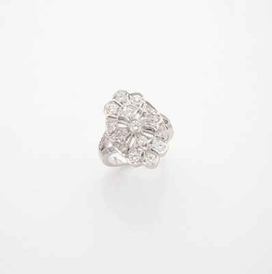 BAGUE En or gris, ajourée d'une croix stylisée sertie de dia…