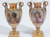 paire de vases anciens ornés de peintures sur fond blanc
