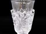 un vase en verre posé sur une surface noire