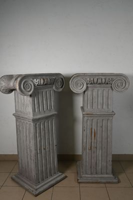 Paire de colonnes de style néoclassique à chapiteaux doriques, formant