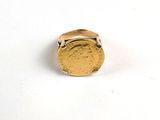 l'image d'une bague en or sur laquelle se trouve une pièce de monnaie