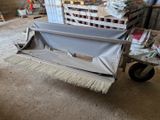 un chariot sur lequel est posée un balai