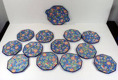 un grand nombre d'assiettes posées sur une table