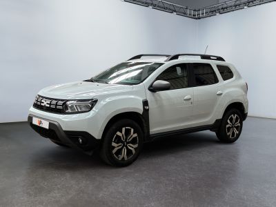 Le SUV Dacia blanc est garé dans une pièce blanche