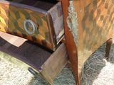 une petite table en bois munie d'un tiroir