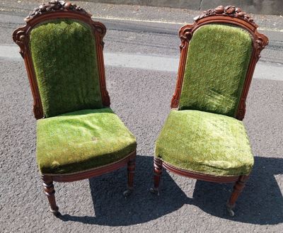 une paire de chaises recouvertes de velours vert, posées au bord de la route