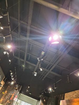 les nombreuses lampes suspendues au plafond d'un restaurant