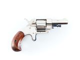 un revolver argenté à crosse en bois sur fond blanc