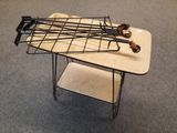 une table sur laquelle sont posés un certain nombre d'outils