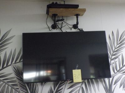 un téléviseur à écran plat fixé au mur d'une pièce