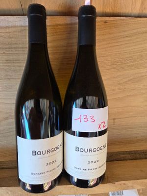 deux bouteilles de vin posées sur une table l'une à côté de l'autre