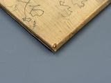 un morceau de bois sur lequel est écrit quelque chose, posé sur une table