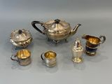 un assortiment d'argenterie comprenant une théière, des tasses et des soucoupes